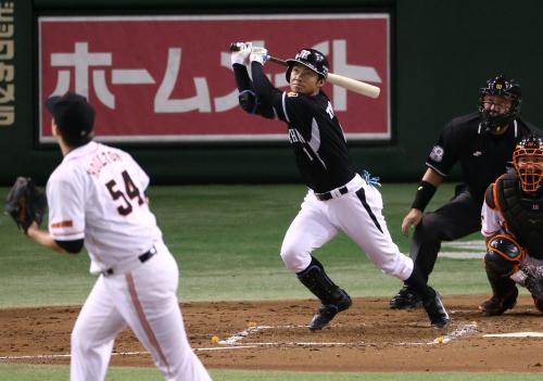＜巨・神＞４回、ホールトン（手前）から右越えにソロ本塁打を放つ阪神・鳥谷