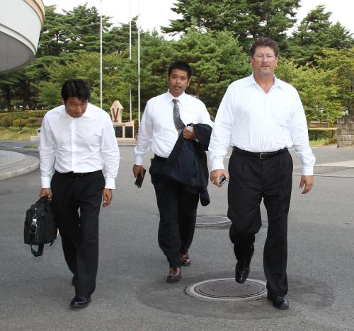 学校に到着した（左から）興梠アジア部長、小島極東担当スカウト、ホワイトＧＭ補佐