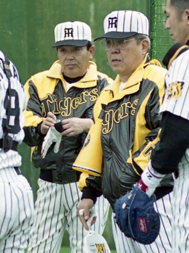 １９９９年の春季キャンプで野村監督（中央）とともに捕手陣を指導する黒田バッテリーコーチ（左）