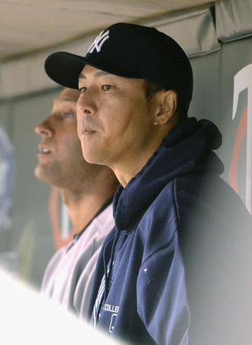 ＜ツインズ・ヤンキース＞ベンチから試合を見守るヤンキース・黒田