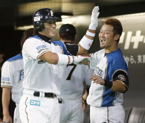 ＜日・ロ＞６回、本塁打を放ち笑顔で中田（右）とタッチを交わす日本ハム・稲葉