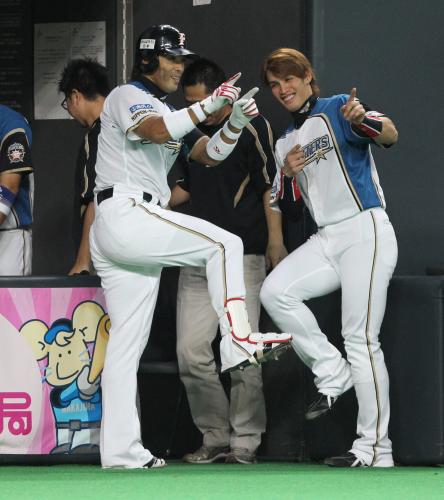 ＜日・ロ＞６回、本塁打を放ち陽（右）とポーズをとる日本ハム・稲葉