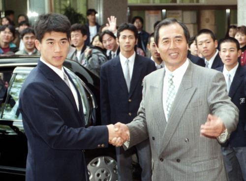 １９９４年、ダイエーから１位指名を受け、王監督と握手する城島健司捕手