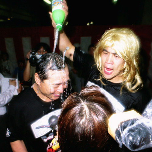 ２０００年にダイエーがリーグ優勝した際の祝勝会で、金髪のカツラをかぶり王監督（左）にビールをかける城島