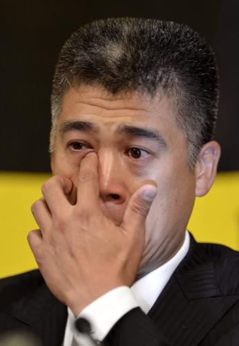 記者会見で今季限りの引退を表明し、涙をぬぐう阪神の城島健司捕手