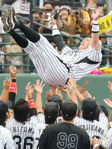 ＜ウエスタン　神・オ＞初回終了後の試合中に、晴れ晴れとした表情で胴上げされる阪神・城島