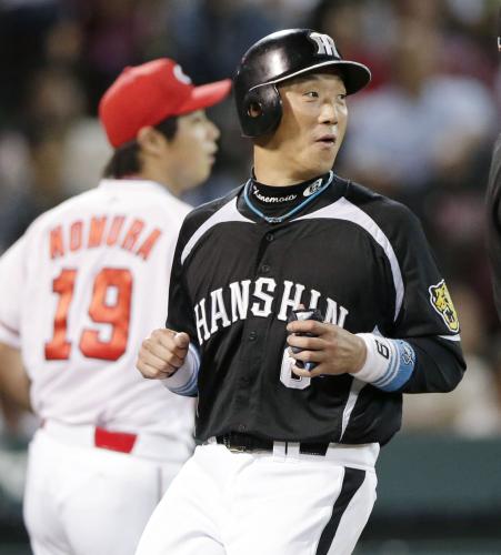 ４回、森田の三塁打で先制の生還を果たした阪神・金本。左は広島先発・野村