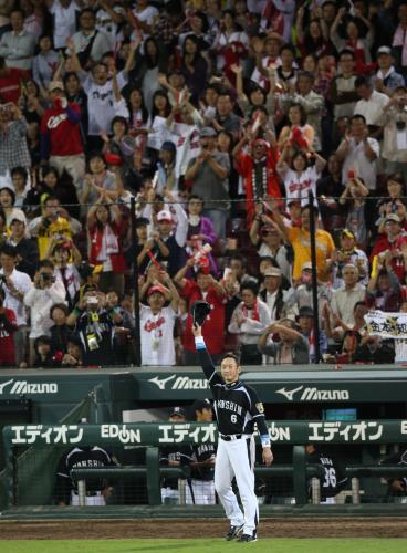 ＜広・神＞試合終了後、マツダスタジアムのファンに別れを告げる阪神・金本