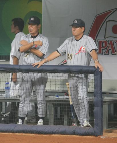０８年の北京五輪では、星野監督（左）のもとで守備走塁コーチを務めた山本浩二氏