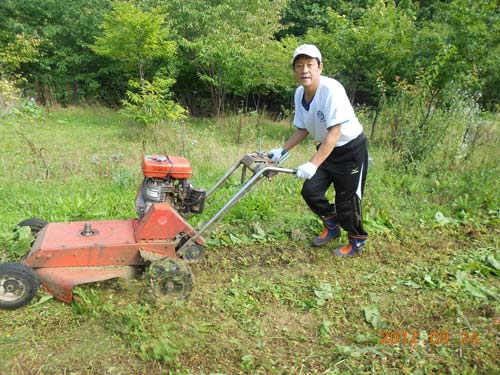 「栗の樹ファーム」で草刈りする日本ハム・栗山監督