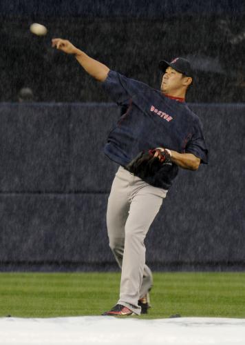 ヤンキース戦での登板を翌日に控え、雨の中、キャッチボールで調整するレッドソックス・松坂