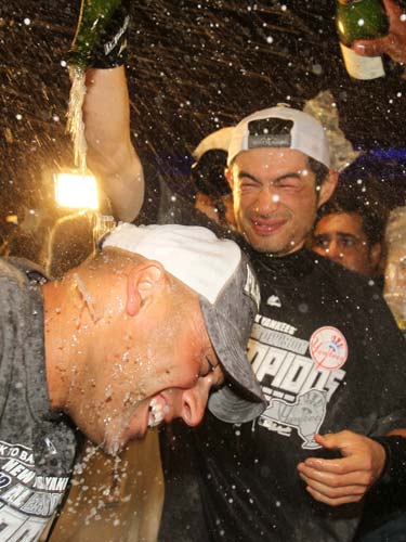 ＜ヤンキース・レッドソックス＞地区優勝を決め、ジーター（左）にシャンパンをかけるヤンキース・イチロー