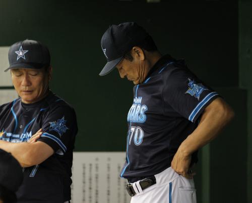 ＜巨・Ｄ＞東京ドームでいまだ勝てず…ベンチでうつむくＤｅＮＡ・中畑監督。左は高木コーチ