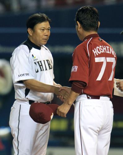 試合前のメンバー表交換時に楽天・星野監督（右）と握手するロッテ・西村監督