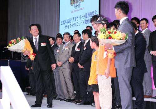 花束贈呈で登壇した小学生が坂本（前列左から２人目）のファンだと聞き、記念撮影を譲る巨人・原監督（左）