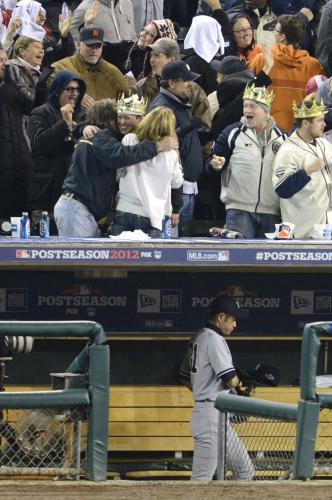 タイガースファンがスタンドで大喜びする中、ベンチから引き揚げるヤンキースのイチロー