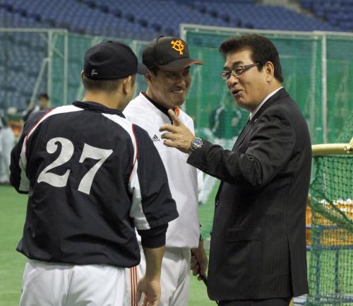 試合前、あいさつに来た中日・谷繁（２７）と話をする巨人・原監督（中）と侍ジャパンの山本監督