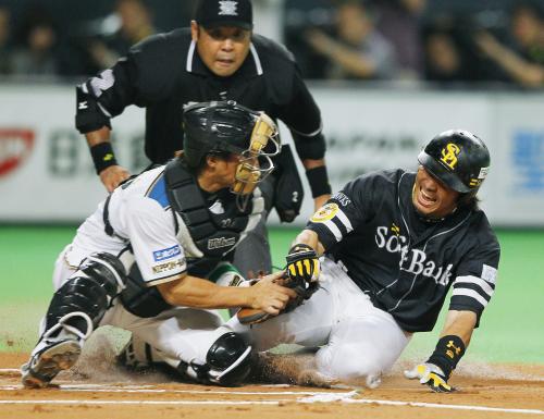 ６回１死三塁、内川の中飛で松田が本塁を突くがタッチアウトとなる。捕手鶴岡