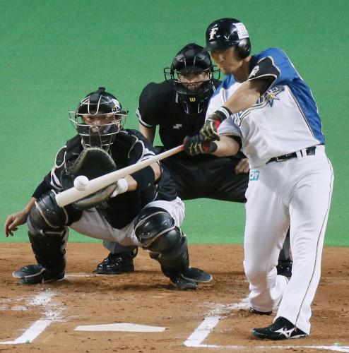 １回２死一塁、中田が左越えに先制二塁打を放つ。捕手細川