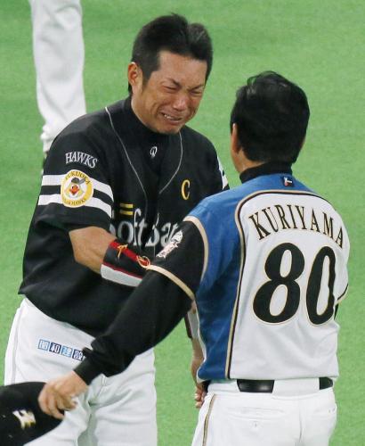 試合終了後、日本ハム・栗山監督（右）と握手を交わすソフトバンク・小久保