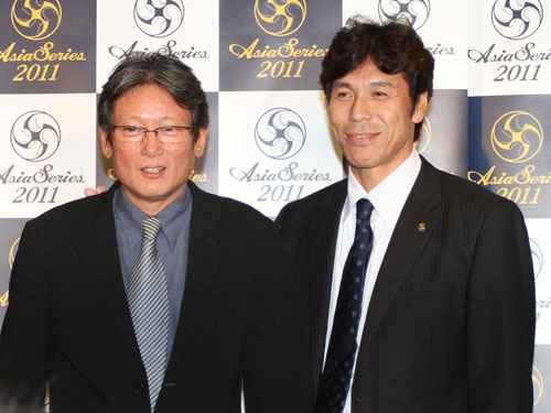 昨年のアジアシリーズ歓迎会で、西武時代のチームメートだった郭泰源台湾代表技術顧問（左）と再会し笑顔を見せるソフトバンク・秋山幸二監督