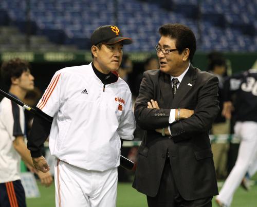 ＜巨・中＞試合前、ＷＢＣ日本代表・山本監督（右）と話す巨人・原監督