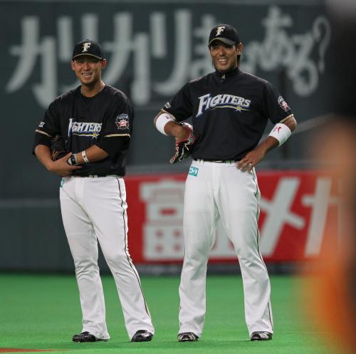 中田（左）と談笑する日本ハム・稲葉。胴上げ回数でも巨人にライバル心を燃やす