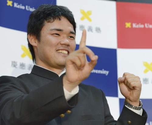 中日に１位指名され、笑顔でポーズをとる慶大の福谷浩司投手