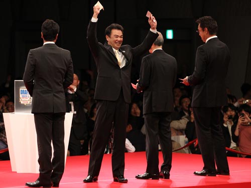 ４球団競合の末、大阪桐蔭・藤浪の交渉権を獲得しガッツポーズを見せる和田監督