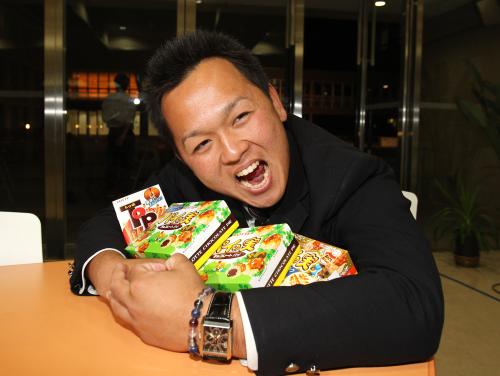 ロッテ３巡目指名された田村は、ロッテのお菓子を抱え込みながら笑顔を見せる