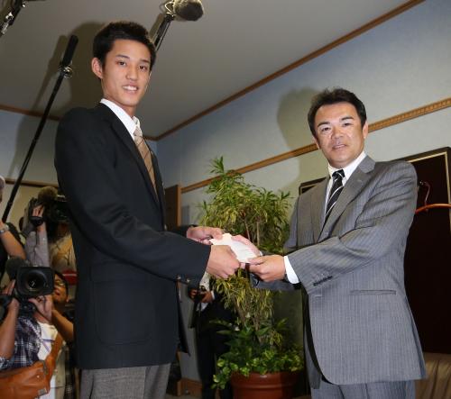 指名あいさつで藤浪（左）と握手をかわす阪神の和田監督