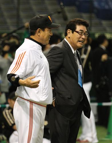 ＜巨人・日本ハム＞試合前、ＷＢＣ日本代表・山本監督（右）から激励される巨人・原監督