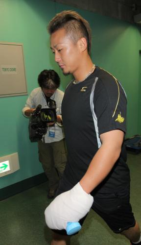 ＜巨・日＞病院から球場へ戻った日本ハム・中田の左手にはアイシングでぐるぐる巻きに…