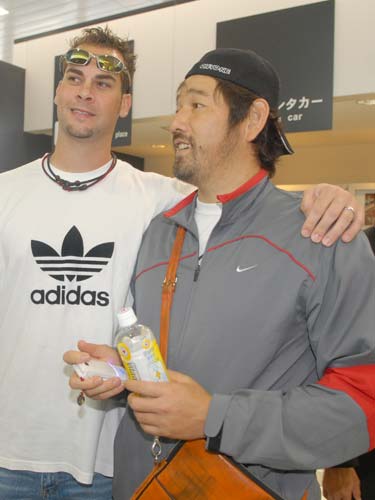 阪神時代の０７年、帰国するボーグルソン（左）を神戸駅に見送りにやってきた下柳