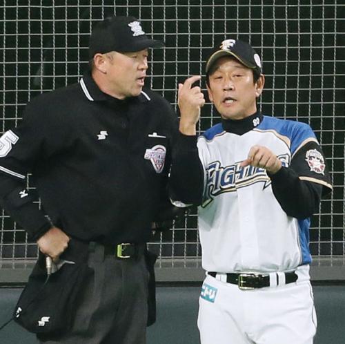 ４回、多田野の危険球退場の判定に、柳田球審（左）に抗議する日本ハム・栗山監督