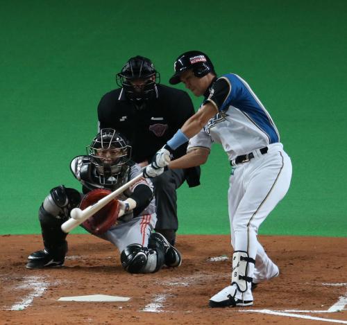 ＜日・巨＞２回２死三塁、日本ハム・金子誠は右中間へ適時二塁打を放つ