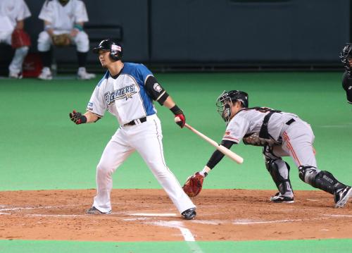 ＜日・巨＞３回２死一塁、三振に倒れる日本ハム・中田