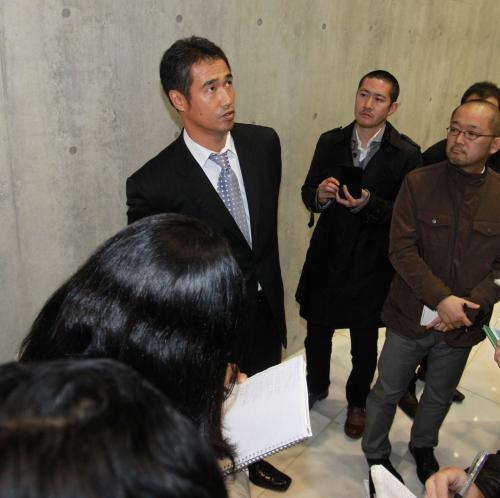 札幌ドームで報道陣に囲まれる日本ハム・木田