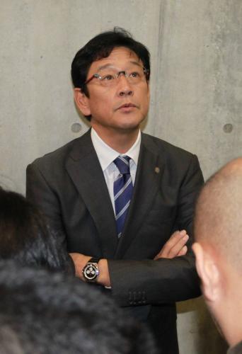 札幌ドームで報道陣に囲まれる日本ハム・栗山監督