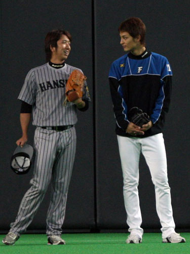 来季レンジャーズでダルビッシュ（右）と球児の“日本最強リレー”が見られるか