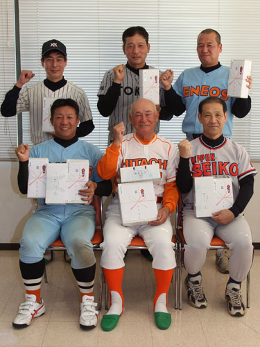 笑顔の表彰者（前列左から）森、石丸監督、斉藤（後列左から）府川、関、近間