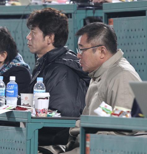 ＜パース・ロッテ＞試合を視察するＷＢＣ日本代表・緒方コーチ（左）と高代コー