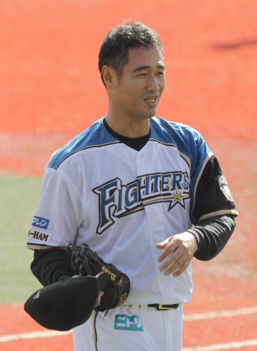 １２球団合同トライアウトで打者４人を投げ終えた木田は笑顔を見せる
