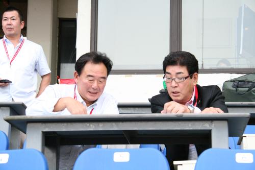 ＷＢＣ台湾代表とキューバ代表を視察した山本浩二監督（右）と東尾修投手総合コーチ（左）