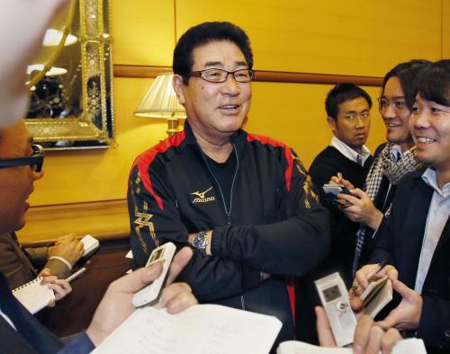 記者の質問に答える野球日本代表の山本監督
