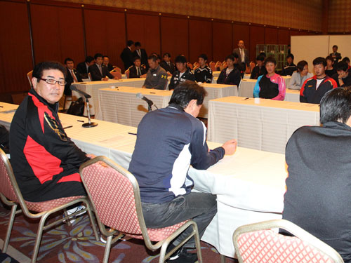 福岡市内のホテルに集合し、ミーティングを行った山本監督（左）ら侍ジャパン