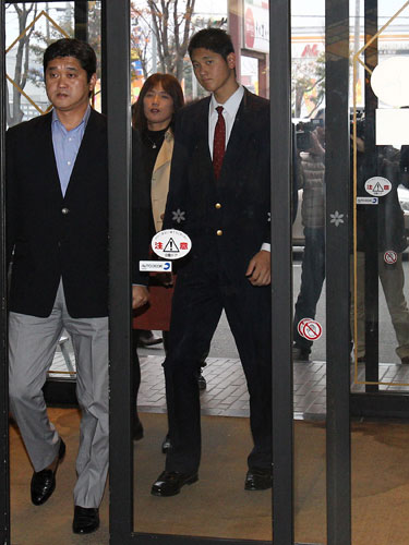 日本ハムと交渉するためホテルに入る大谷（右）と父・徹さん（左）、母・加代子さん