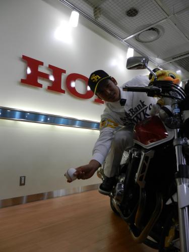 ソフトバンクのドラフト６位・山中は仮契約を終え、ホンダのバイクにまたがり喜びを表現