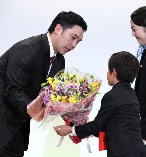 ファン代表の男の子から花束を受け取る巨人・阿部