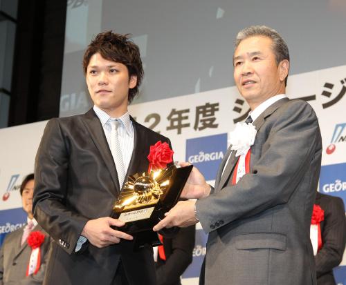 ジョージア魂賞年間大賞を受賞し、選考委員の山田氏（右）から盾を受け取る巨人・坂本